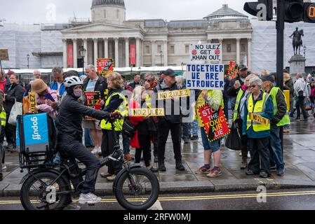 Londra, Regno Unito. 5 agosto 2023. I manifestanti hanno dei cartelli che esprimono la loro opinione durante la manifestazione. ULEZ è l'acronimo di Ultra Low Emission zone. A causa della scarsa qualità dell'aria ci sono restrizioni per i conducenti a Londra. Il maggior numero di morti è legato all'inquinamento atmosferico. Ecco perché la ULEZ spenderà dal 29 agosto 2023 in tutti i quartieri di Londra. I manifestanti intendono fermare l'estensione e non credono nell'inquinamento atmosferico. Credito: SOPA Images Limited/Alamy Live News Foto Stock