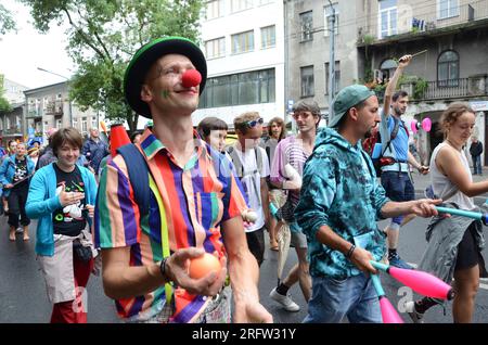 Lublin, Polonia. 5 agosto 2023. La gente si destreggia mentre sfilano in una strada durante la Convenzione europea di giocoliere tenutasi a Lublino, in Polonia, il 5 agosto 2023. Oltre 2.000 giocolieri hanno mostrato il loro talento e le loro abilità e hanno portato spettacoli teatrali, workshop, tornei e spettacoli dei vigili del fuoco per questo carnevale estivo. Crediti: Chen Chen/Xinhua/Alamy Live News Foto Stock