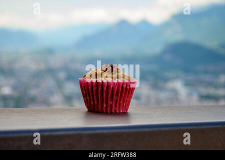 Gateau Grenoblois, torta di caffè alla noce francese, specialità di Grenoble e vista sulla parte centrale della città di Grenoble dai fortini della Bastiglia con le montagne A. Foto Stock