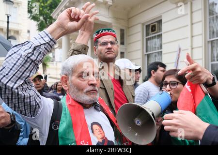 Londra, Regno Unito. 5 agosto 2023. I manifestanti pro-Imran Khan hanno organizzato una manifestazione fuori dall'alta Commissione pakistana a seguito della notizia dell'arresto dell'ex primo ministro e della condanna a tre anni di reclusione per aver venduto illegalmente regali statali. In una video dichiarazione trasmessa a breve, il signor Khan è stato arrestato dalle autorità, ha esortato i sostenitori a protestare pacificamente contro la decisione. Credito: Fotografia dell'undicesima ora/Alamy Live News Foto Stock