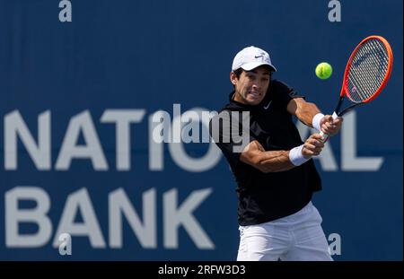 Toronto, Canada. 5 agosto 2023. Cristian Garin del Cile restituisce il pallone durante il primo round della partita di qualificazione maschile singola contro Maxime Janvier della Francia al National Bank Open 2023 di Toronto, Canada, il 5 agosto 2023. Crediti: Zou Zheng/Xinhua/Alamy Live News Foto Stock