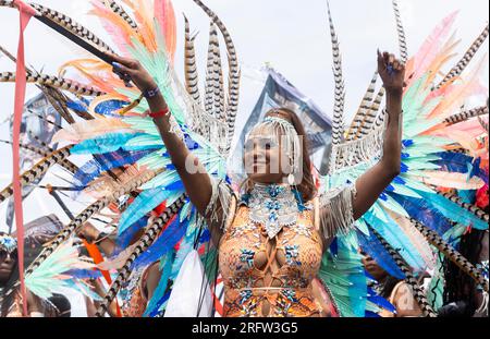 Toronto, Canada. 5 agosto 2023. Un reveler vestito si esibisce sul palco durante la Grand Parade del Toronto Caribbean Carnival 2023 a Toronto, Canada, il 5 agosto 2023. Crediti: Zou Zheng/Xinhua/Alamy Live News Foto Stock