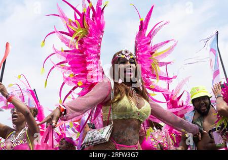 Toronto, Canada. 5 agosto 2023. I revelers vestiti si esibiscono sul palco durante la Grand Parade del Toronto Caribbean Carnival 2023 a Toronto, Canada, il 5 agosto 2023. Crediti: Zou Zheng/Xinhua/Alamy Live News Foto Stock