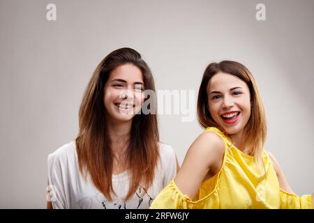 Due giovani donne di generazioni diverse hanno atteggiamenti distinti. Una è vivace e uscente, l'altra è timida; le loro differenze possono favorire il malcontento Foto Stock