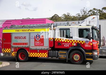 Motore per vigili del fuoco australiano, tender per vigili del fuoco e soccorso del nuovo Galles del Sud presso una stazione di servizio a Port Macquarie, Australia Foto Stock