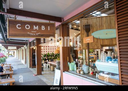 Il centro di Byron Bay e il Combi Cafe e caffetteria sono aperti per colazione e caffè, Byron Bay, New South Wales, Australia Foto Stock