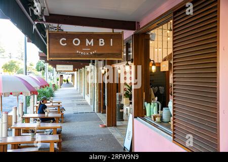 Il centro di Byron Bay e il Combi Cafe e caffetteria sono aperti per colazione e caffè, Byron Bay, New South Wales, Australia Foto Stock