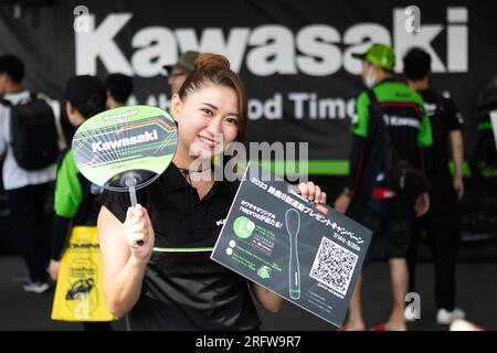 Suzuka, GIAPPONE, 6 agosto 2023. Kawasaki promo girl durante la 44a Coca-Cola Suzuka 8hr Endurance Race 2023, Suzuka, Giappone. Crediti: Ivica Glavas/Speed Media/Alamy Live News Foto Stock