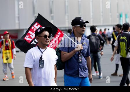 Suzuka, GIAPPONE, 6 agosto 2023. Gli appassionati di corse durante la 44a gara di Endurance 2023 della Coca-Cola Suzuka 8hr, Suzuka, Giappone. Crediti: Ivica Glavas/Speed Media/Alamy Live News Foto Stock