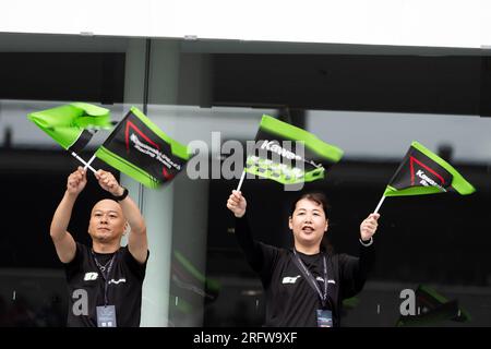 Suzuka, GIAPPONE, 6 agosto 2023. Fan di Kawasaki durante la 44a gara di Endurance 2023 della Coca-Cola Suzuka 8hr, Suzuka, Giappone. Crediti: Ivica Glavas/Speed Media/Alamy Live News Foto Stock