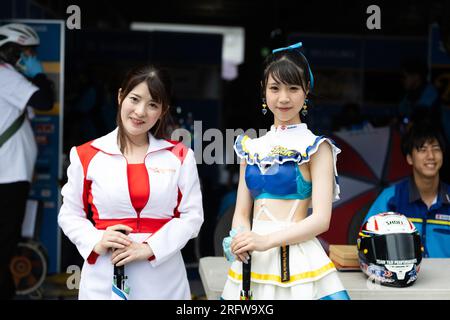 Suzuka, GIAPPONE, 6 agosto 2023. Grid Girls durante la 44a Coca-Cola Suzuka 8hr Endurance Race 2023, Suzuka, Giappone. Crediti: Ivica Glavas/Speed Media/Alamy Live News Foto Stock