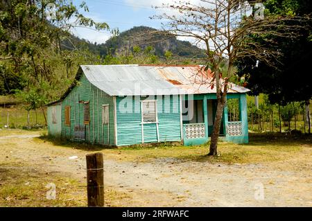 Classica casa caraibica in legno. Repubblica Dominicana. Foto Stock