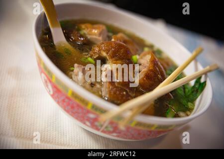 Zuppa di noodle all'anatra arrosto con bastoncini tritare Foto Stock