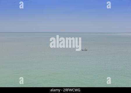 Una barca in mezzo al mare Foto Stock