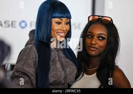 5 agosto 2023, Wilmington, DE, Stati Uniti d'America: L'influencer ANGELA WHITE (nota come BLAC CHYNA) si pone con un fan alla 19a partita annuale di pallacanestro Duffy's Hope Celebrity sabato 5 agosto 2023, al Chase Fieldhouse, a Wilmington, CANC. ..i proventi vanno a beneficio dell'organizzazione no-profit Duffy's Hope Youth Programming. (Immagine di credito: © Saquan Stimpson/ZUMA Press Wire) SOLO USO EDITORIALE! Non per USO commerciale! Foto Stock