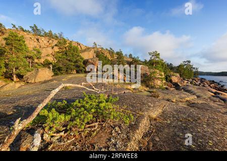 Paesaggio panoramico di aspre rocce e scogliere sul mare a Geta nelle Isole Åland, Finlandia, in una giornata di sole in estate. Fuori dai sentieri battuti nella natura. Foto Stock