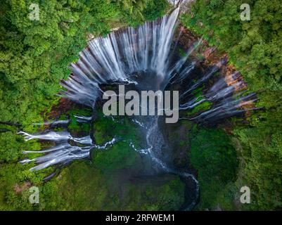 Vista aerea dall'alto della cascata Tumpak Sewu a Malang, Giava Orientale, Indonesia Foto Stock