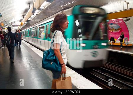 Parigi, Francia - 9 agosto 2017: Persone in attesa sulla piattaforma del lign 8 della metropolitana di Parigi. Foto Stock