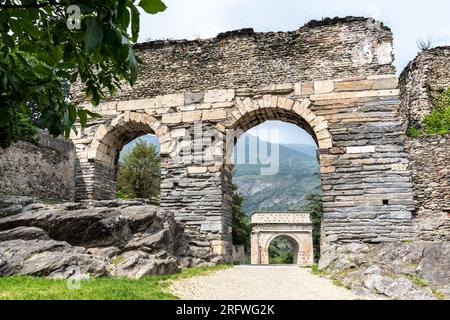 Splendido Arco di Trionfo di Augusto e acquedotto romano a Susa, Torino, Italia, Europa Foto Stock