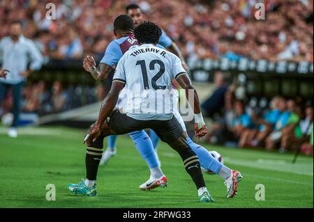 Valencia, Spagna. 5 agosto 2023. Thierry Correia del Valencia CF e Leon Bailey dell'Aston Villa Football Club in azione durante la Liga EA Sport Regular PRE-season tra il Valencia CF e l'Aston Villa FC allo stadio Mestalla. Punteggio finale: Valencia CF 1:2 Aston Villa FC. Credito: SOPA Images Limited/Alamy Live News Foto Stock