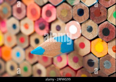 Le matite colorate sono strumenti didattici e di gioco indispensabili per bambini e studenti, così come la scrittura, il disegno e i materiali didattici utilizzati da Foto Stock