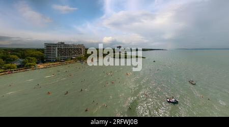 Gente che fa il bagno sul lago Balaton sulla Gold Coast della città di Siofok. Il lago Balaton è il mare ungherese. Destinazione turistica molto popolare in questo Paese. - Pano Foto Stock