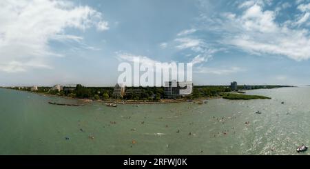 Gente che fa il bagno sul lago Balaton sulla Gold Coast della città di Siofok. Il lago Balaton è il mare ungherese. Destinazione turistica molto popolare in questo Paese. - Pano Foto Stock