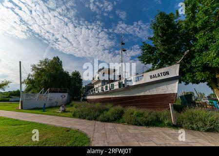 Old Steamboat Exhibition a Balatonboglar, Ungheria. Il nome della barca è lo stesso del lago Balaton. Foto Stock