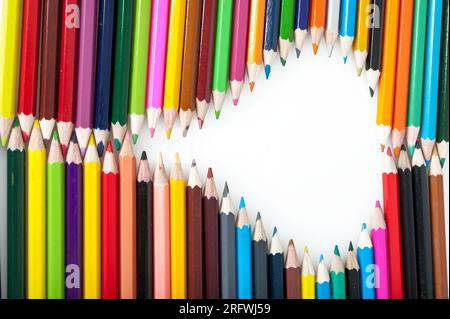 Le matite colorate sono strumenti didattici e di gioco indispensabili per bambini e studenti, così come la scrittura, il disegno e i materiali didattici utilizzati da Foto Stock