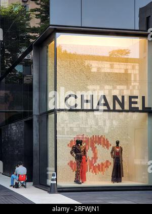 Seoul, Corea del Sud - Un uomo che aspetta tutta la notte davanti al flagship store Chanel per aprirlo Foto Stock