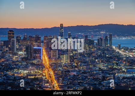 Lo skyline del centro di San Francisco in California prima dell'alba Foto Stock