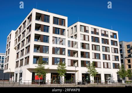 Moderno edificio residenziale di colore bianco visto a Berlino, Germania Foto Stock