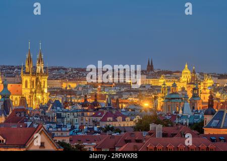 Ammira la città vecchia di Praga di notte con le torri della chiesa di Tyn Foto Stock