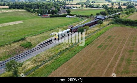 Ex BR Class 20 diesel loco 20137 con un treno ferroviario storico ad Hailes Abbey Halt, Gloucestershire sulla Glos Warwickshire Railway, luglio 2023 Foto Stock