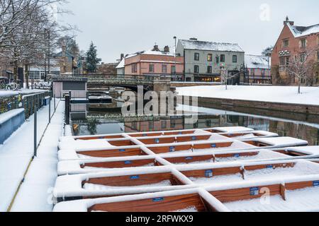 Punt innevati al Magdalen Bridge River cam, Cambridge, in inverno Foto Stock