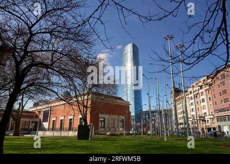 Veduta del Museo delle Belle Arti e della Torre di Iberdrola, Bilbao, Bizkaia, Paesi Baschi, Euskadi, Euskal Herria, Spagna. Foto Stock