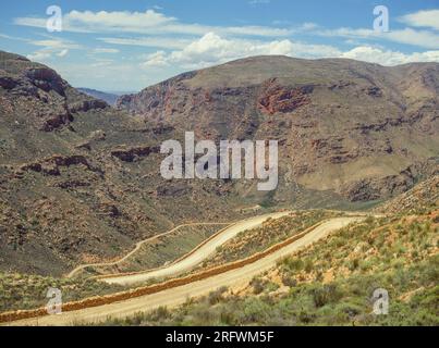 Il passo Swartberg scorre sulle montagne Swartberg lungo il bordo del Little Karoo nella provincia del Capo Occidentale in Sudafrica. Foto Stock