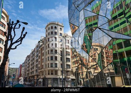 Edificio Osakidetza (sistema sanitario pubblico basco), Bilbao. Biscaglia, Paesi Baschi, Euskadi, Euskal Herria, Spagna, Europa. Foto Stock