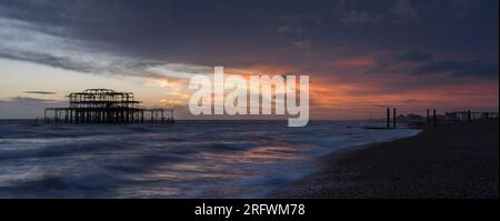 Brighton Old Pier e spiaggia con panorama al tramonto Foto Stock
