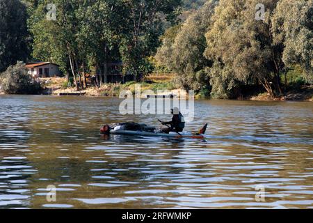 Serbia, 04 agosto 2023: I partecipanti del TOUR INTERNAZIONALE DANUBIEN (TID) regata (sorgente del Danubio-Mar Nero) passando per una tappa Veliko Selo Foto Stock