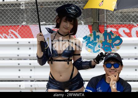 Suzuka, Giappone, 6 agosto 2023. Grid Girl durante la 44a gara di Endurance 2023 della Coca-Cola Suzuka 8hr, Suzuka, Giappone. Crediti: Ivica Glavas/Speed Media/Alamy Live News Foto Stock