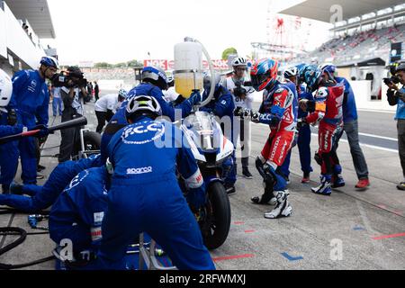 Suzuka, Giappone, 6 agosto 2023. Tetsuta Nagashima del Giappone sul Team HRC con Japan Post Honda CBR1000RR-R Fireblade SP categoria EWC durante la 44a Coca-Cola Suzuka 8hr Endurance Race 2023, Suzuka, Giappone. Crediti: Ivica Glavas/Speed Media/Alamy Live News Foto Stock