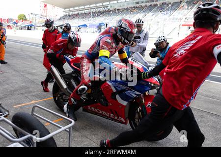 Suzuka, Giappone, 6 agosto 2023. Tetsuta Nagashima del Giappone sul Team HRC con Japan Post Honda CBR1000RR-R Fireblade SP categoria EWC durante la 44a Coca-Cola Suzuka 8hr Endurance Race 2023, Suzuka, Giappone. Crediti: Ivica Glavas/Speed Media/Alamy Live News Foto Stock