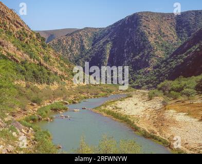 Il fiume Groot segna l'estremità orientale dell'area di Baviaanskloof (Valle dei babbuini) nella provincia del Capo Orientale in Sudafrica. Foto Stock