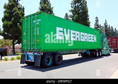 Camion che trasporta blocchi di container EVERGREEN Foto Stock