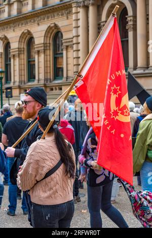 Sydney Aust 06 agosto 2023: L'annuale rally di Hiroshima a Sydney il 6 agosto di ogni anno ricorda il bombardamento atomico del 6 e 9 agosto 1945, da parte dell'aeronautica statunitense delle città giapponesi di Hiroshima e Nagasaki. I bombardamenti hanno ucciso tra le 129.000 e le 226.000 persone, per lo più cittadini. I relatori del raduno si sono concentrati su questioni locali, tra cui la decisione dell'Australia di acquistare sottomarini a propulsione nucleare tramite l'accordo AUKUS. Nella foto, anche i membri del Partito Comunista d'Australia parteciparono al raduno. Crediti: Stephen Dwyer / Alamy Live News Foto Stock