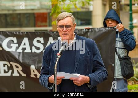 Sydney Aust 06 agosto 2023: L'annuale rally di Hiroshima a Sydney il 6 agosto di ogni anno, ricorda i bombardamenti atomici del 6 e 9 agosto 1945, da parte dell'aeronautica statunitense delle città giapponesi di Hiroshima e Nagasaki. I bombardamenti hanno ucciso tra le 129.000 e le 226.000 persone, per lo più cittadini. Allan Behm, direttore del programma affari internazionali e di sicurezza presso l'Istituto australiano, ha parlato contro la decisione dell'Australia di acquistare sottomarini a propulsione nucleare tramite l'accordo AUKUS. Crediti: Stephen Dwyer / Alamy Live News Foto Stock