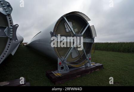 Fuchstal, Germania. 5 agosto 2023. Le pale del rotore di una turbina eolica sono pronte per il montaggio sotto un cielo nuvoloso la mattina presto. Credito: Karl-Josef Hildenbrand/dpa/Alamy Live News Foto Stock