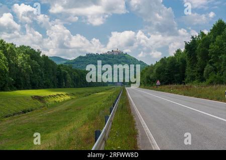 Higway in Istria, Croazia, con la pittoresca città vecchia di Motovun sulla collina. Vacanze in Europa. Foto Stock