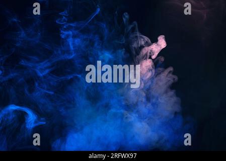 Vapore blu e rosa su sfondo nero. Spazio di copia. Foto Stock